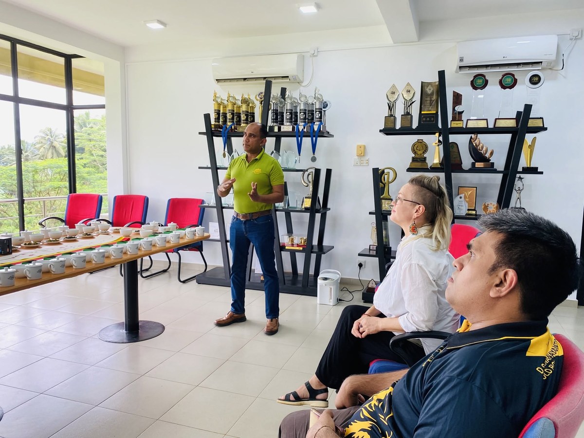 Chaminda Jayawardana hosting international delegates at the estate cupping table